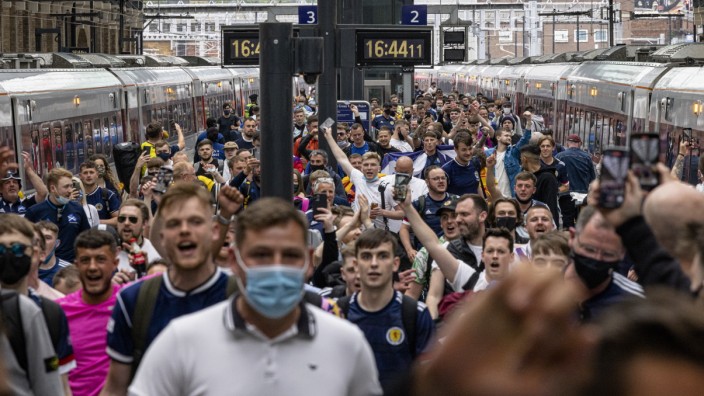 *** BESTPIX *** Scottish Football Fans Head South Ahead Of Euro Game with England