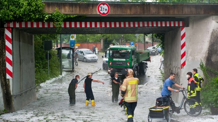Unwetter im Landkreis Ebersberg: Vollgelaufene Keller, überschwemmte Straßen: Mehr als 80 Einsätze hatten die Feuerwehren im Landkreis.