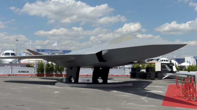 Rüstungspolitik: Zukunftsmusik: Ein Modell des "Future Combat Air System" (FCAS) bei einer Luftfahrtschau bei Paris im Sommer 2019.