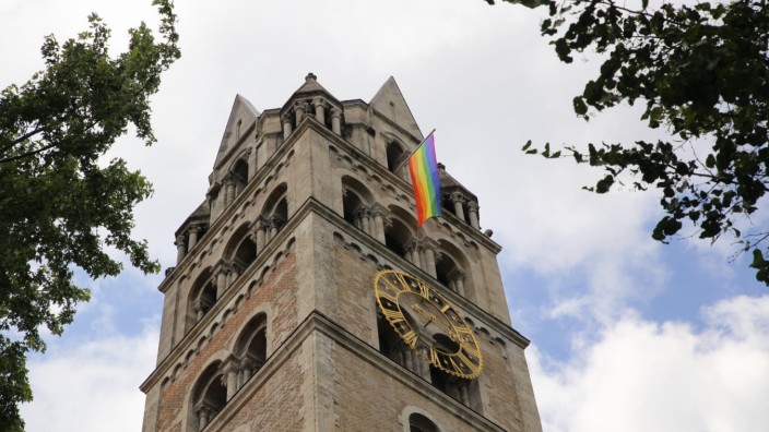 Fußball-EM und Regenbogen: Auch vor der katholischen Kirche hat der Regenbogen in München nicht Halt gemacht: Von St. Maximilian weht eine bunte Fahne.