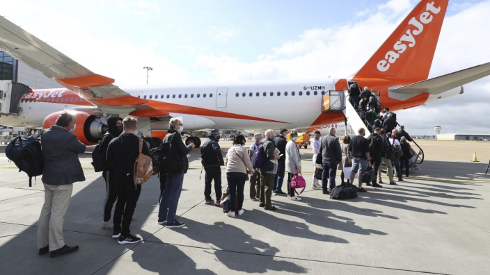 Auslandsreisen: Passagiere vor ihrem Flug nach Portugal. Bei Auslandsreisen sollten sich Urlauber versichern, empfehlen Experten.