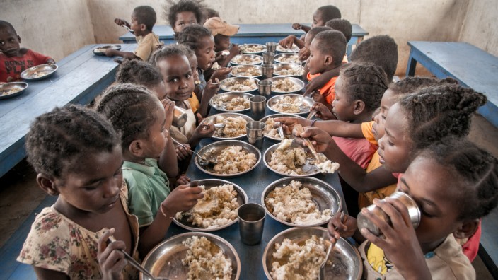Entwicklungsarbeit: Schulkinder in Madagaskar: Volle Teller dank internationaler Hilfe. Was aber bleibt, wenn die Helfer abziehen?
