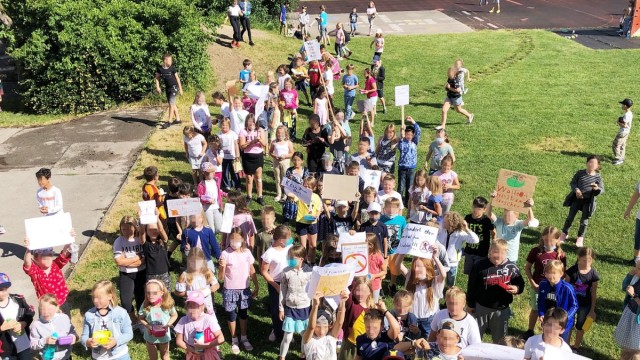 Pläne der Stadt: Am Donnerstag demonstrieren Grundschüler in einer Pause erneut gegen die Versetzung der Trafostation auf das Schulgelände - mit selbst gebastelten Plakaten.