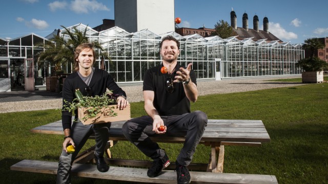 Food-Start-Ups: Nicolas Leschke und Christian Echternacht, die Gründer von ECF Farmsystems vor ihrem Gewächshaus in Berlin.