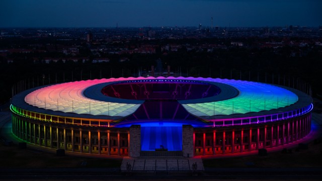 Football EM · Rainbow lighting in Berlin