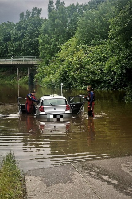 Auszeichnung: Taucher der DLRG Pöcking-Starnberg bargen das Auto, das im trüben Wasser versunken war.
