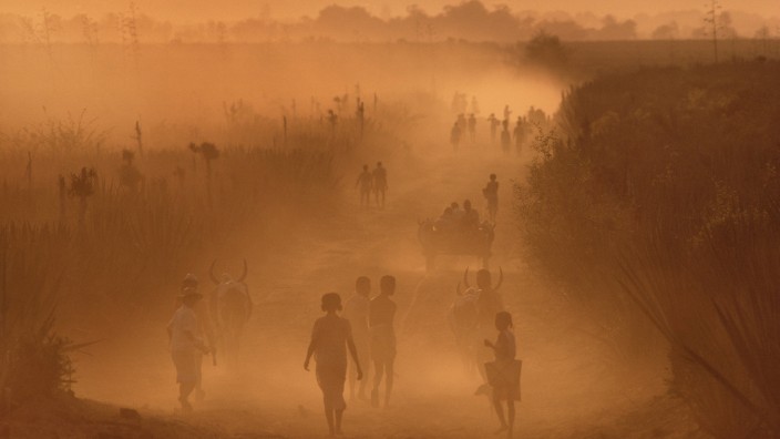 People walking through dust storm during drought Southern Madagascar PUBLICATIONxINxGERxSUIxAUTxHU