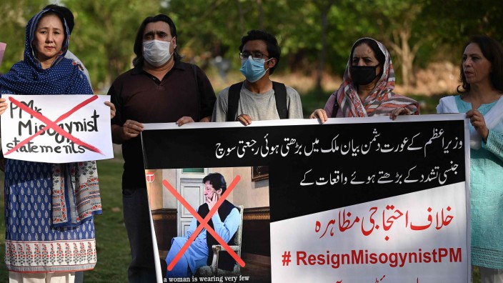Pakistan: Proteste gegen Premierminister Imran Khan. Die Frauen verlangen eine Entschuldigung für seine Äußerung zu Vergewaltigungen.