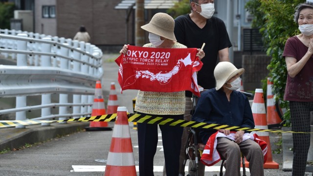 Olympia: Ehrfurchtsvolle Anteilnahme: Einwohner der Präfektur Shizuoka warten auf die Fackelstaffel.
