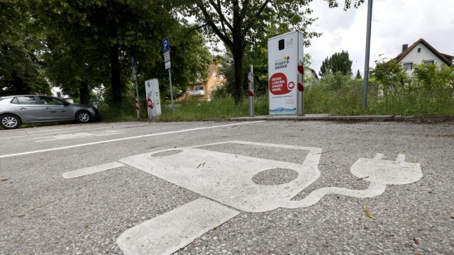 Elektromobilität im Landkreis Freising: Ein großes Piktogramm weist an der Ismaninger Straße in Freising auf die Stromladesäulen für Elektrofahrzeuge am Parkplatz "Savoyer Au" hin.