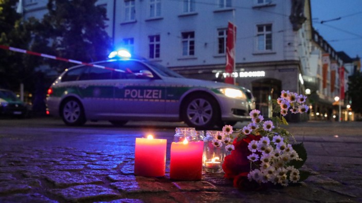Unterfranken: Nach der Tat legen Einwohner Blumen am Tatort ab und zünden Kerzen an.
