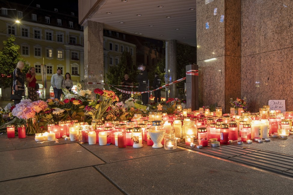 Wuerzburg, Barbarossaplatz, 26.06.2021, Gedenken an die Opfer des Messerattentats Bild: Kerzen und Blumen werden als Ge