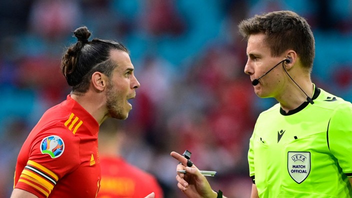 Fußball-WM: Auch der deutsche WM-Schiedsrichter Daniel Siebert (rechts), hier im Dialog mit dem Waliser Gareth Bale, kann sich in Katar der neuen Technik bedienen.