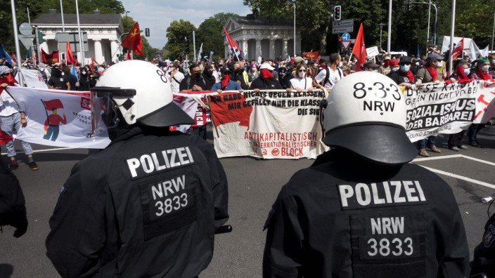 Demonstration gegen das geplante Versammlungsgesetz in Nordrhein-Westfalen In der Düsseldorfer Innenstadt haben Tausend