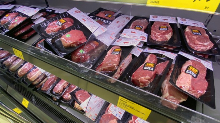 Trotz Missstaenden in der Fleischindustrie- Aldi will die Fleischpreise senken. Blick in ein Kuehlregal mit in Folie ge