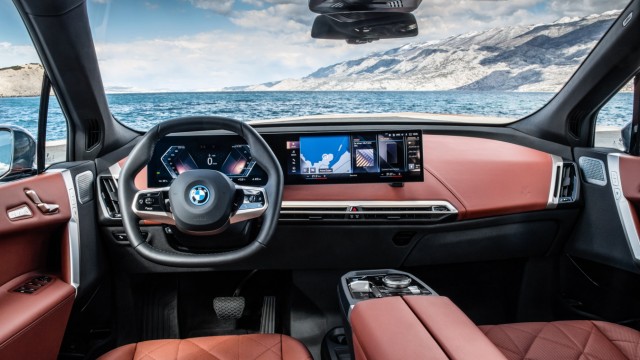 Neue BMW Elektroautos: Großleinwand statt Mäusekino: Verglichen mit dem Mercedes EQS wirkt die gebogene Mattscheibe des BMW iX geradezu dezent.