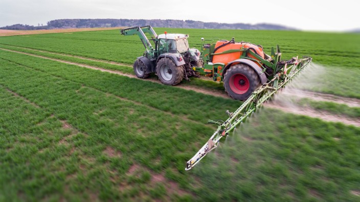 Deutschland überschreitet vielerorts immer wieder den Nitrat-Grenzwert für das Trinkwasser. Und auch Pestizide sind ein Problem. Wichtige Ursache: die Landwirtschaft.