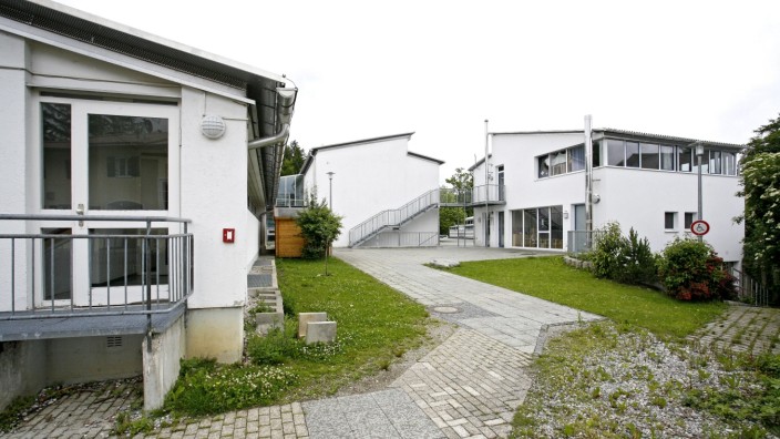 Ickinger Politik: Der Haus der Kinder (rechts) wird umgestaltet, um die Grundschule (Mitte) zu entlasten.