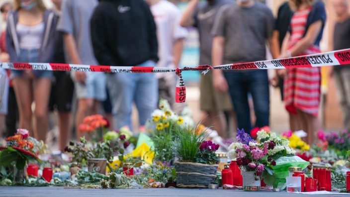 Messerstecher von Würzburg: Vor einem Kaufhaus in der Innenstadt von Würzburg liegen Blumen. Hier hat ein Mann drei Frauen mit dem Messer getötet, sechs Menschen schwer verletzt und einen leicht.