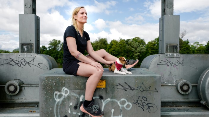 Multiple Sklerose: Nach ihrem ersten 100-Kilometer-Lauf dachte Luise Röhmuß: "Ich breche zusammen." Stattdessen war sie glücklich - und bereit für neue Ziele.