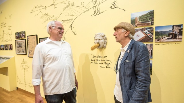 Vernissage: Plausch unter Kollegen: Cartoonist Peter Gaymann (re.) empfängt im Buchheim-Museum den Illustratoren und Buchautoren Quint Buchholz. Gaymann hat bei der um ein Jahr verspäteten Retrospektive zu seinem 70. Geburtstag Werke auch direkt auf die Wand gezeichnet.