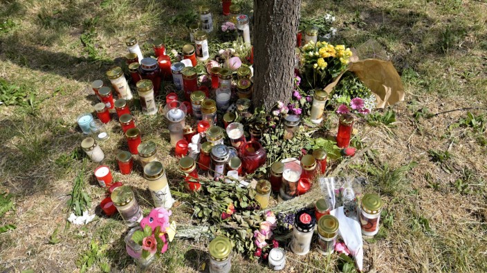 Österreich: Mit Kerzen und Blumen wurde am Fundort der getöteten 13-jährigen Leonie gedacht.