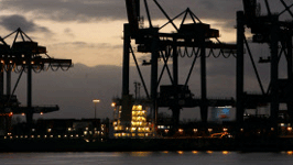 Sachverständigenrat: Warenumschlag am Hamburger Hafen - doch die Wirtschaft brummt nicht mehr.