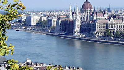 Ungarn: Ungarische Hauptstadt Budapest: Der Staat braucht dringend Geld - IWF, EU und Weltbank springen ein.