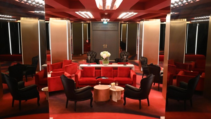 Neues Restaurant: Der holländische Designer Marcel Wanders hat den roten Lounge-Bereich und das gesamte Opernrestaurant umgestaltet.