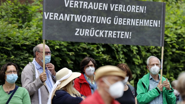 Bei einer Kundgebung auf dem Börsenplatz kritisieren Gläubige aus dem Erzbistum Köln und Aktivisten der Bewegung Maria