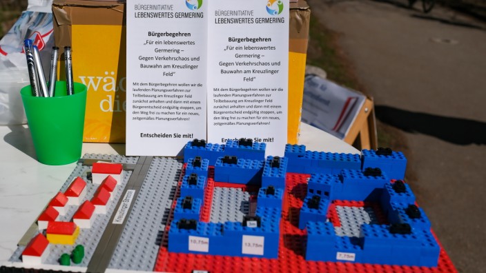 Kreuzlinger Feld: Zu massiv: SPD und Bürgerinitiative wehren sich gegen die geplante Bebauung (auf dem Bild dargestellt durch ein Lego-Modell der Bürgerinitiative) des Kreuzlinger Feldes.