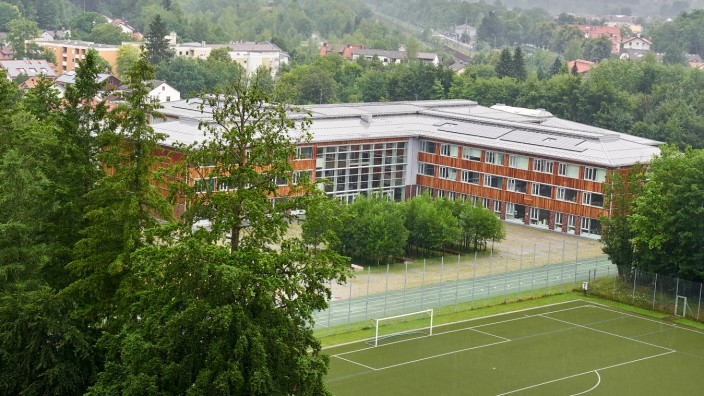 Pleite vor Gericht: Eigentlich ist das Gymnasium in Kirchseeon noch recht neu, wegen der Rückkehr zu G9 muss die Schule aber bereits jetzt erweitert werden.