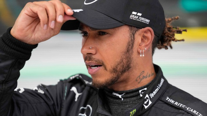 Formel 1: Nimmt nicht seinen Hut, sondern bleibt bei Mercedes: Lewis Hamilton.