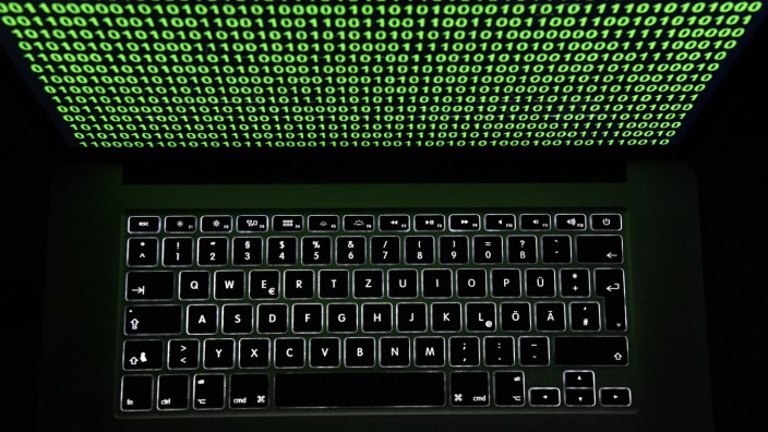 31.03.2020, Grüner Binär-Code auf Bildschirm eines Laptops. 31.03.2020, Bildschirm Binär-Code 31.03.2020, Bildschirm Bin