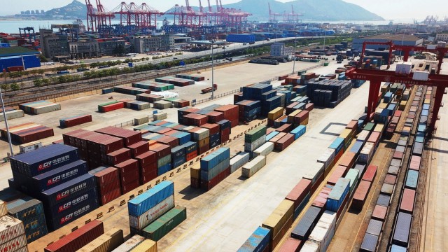 Ein Sachbuch über Chinas Größtbaustelle: Keine gebündelten Kräfte? Container im chinesisch-kasachischen Logistik-Terminal in Lianyungang.