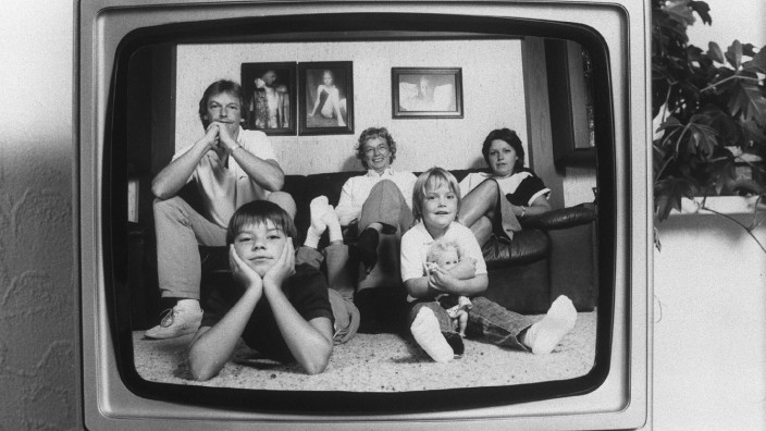 Nach Corona: Das war einmal: Die ganze Familie versammelt sich vor dem Fernseher.