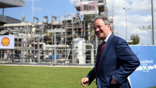 Raffinerien: "Klimaneutralität bedeutet nicht: Wir dürfen nicht mehr fliegen", sagt Armin Laschet. Der CDU-Kanzlerkandidat spricht sich gegen Verbote und für CO₂-neutrale Kraftstoffe aus.