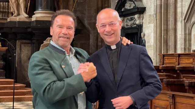 Arnold Schwarzenegger spielt Orgel in Wien