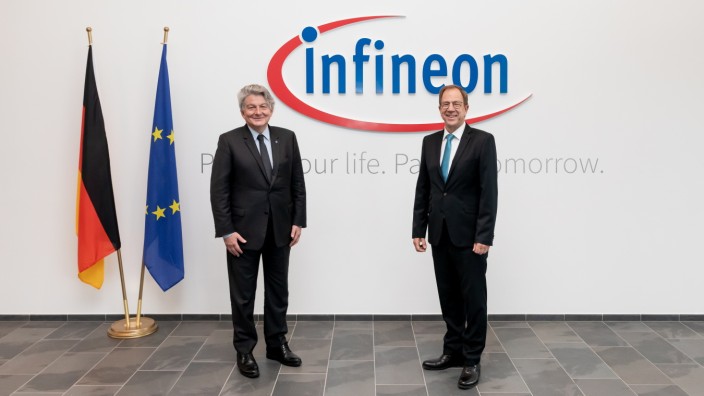 Halbleiter: EU-Kommissar Thierry Breton (links) hat Infineon in München besucht und Konzernchef Reinhard Ploss getroffen.