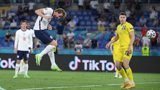 Halbfinale bei der EM 2021: Ein Tor, das auch die letzten Kritiker besänftigen dürfte: Harry Kane (links) wuchtet den Ball zum dritten englischen Treffer über die Linie.
