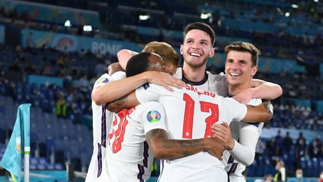 Halbfinale bei der EM 2021: Wie eine mehrköpfige Jubelhydra: Englands Spieler feiern ihren dritten Treffer im Viertelfinale gegen die Ukraine.