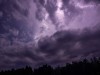 Unwetter in Bayern Blitze eines Gewitters sind am späten Abend am Himmel zu sehen., Geretsried Deutschland *** Thunders