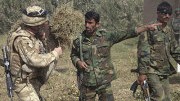 Isaf-Soldat und afghanische Soldaten; AP