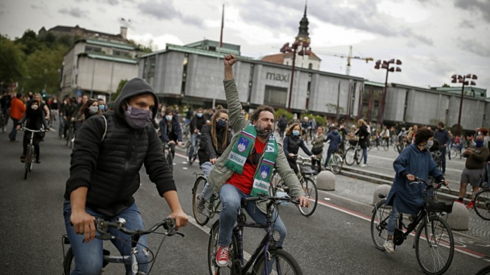 Sloweniens Premier Janez Janša: Jeden Freitag wird geradelt: Auf Fahrrädern zeigen die Menschen in Sloweniens Hauptstadt Ljubljana coronakonform ihren Unmut über die Regierung.