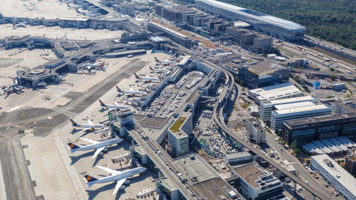 Frankfurt, Deutschland, 27. Mai 2020: Luftbild Terminal 1 und Lufthansa Flugzeuge am Flughafen Frankfurt FRA während de