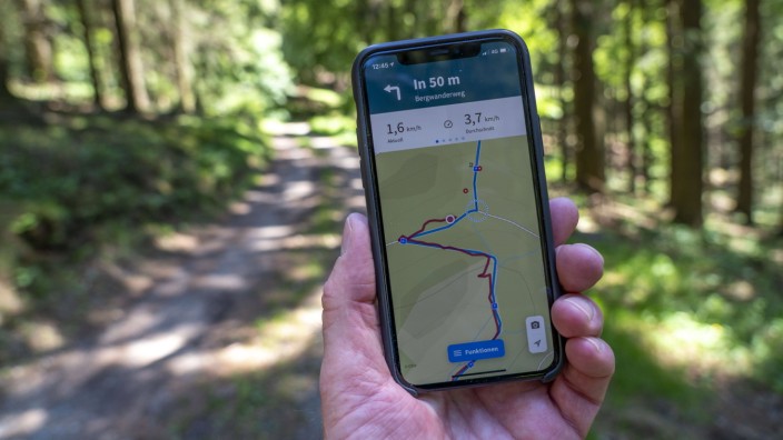 Tourenplanung und Navigation: Wander-Apps wie Komoot helfen, auf dem richtigen Weg zu bleiben - solange der Akku hält.