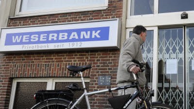 Einlagensicherungsfonds: Eine Szene aus dem April 2008: Bankkunden stehen vor geschlossenen Türen der Weserbank.
