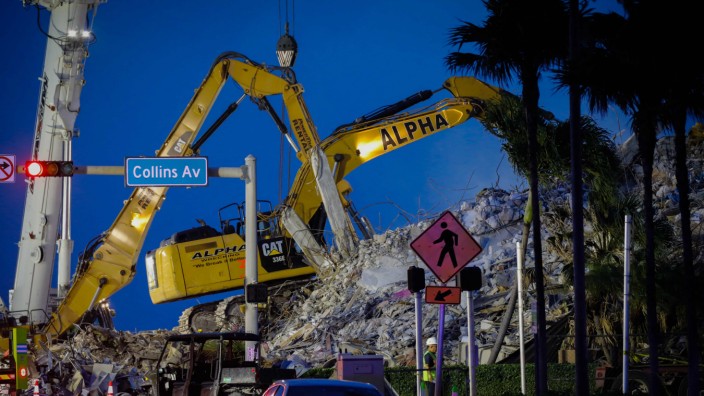 Florida apartment block partially collapses