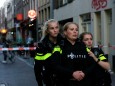 Niederlande: Polizistinnen am abgesperrten Ort des Anschlags auf Peter R. de Vries