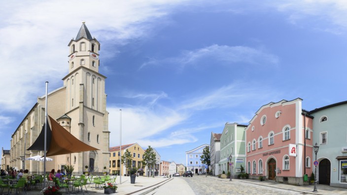 Stadtplatz und Katholische Stadtpfarrkirche Maria Himmelfahrt in Freyung Niederbayern Bayern Deut